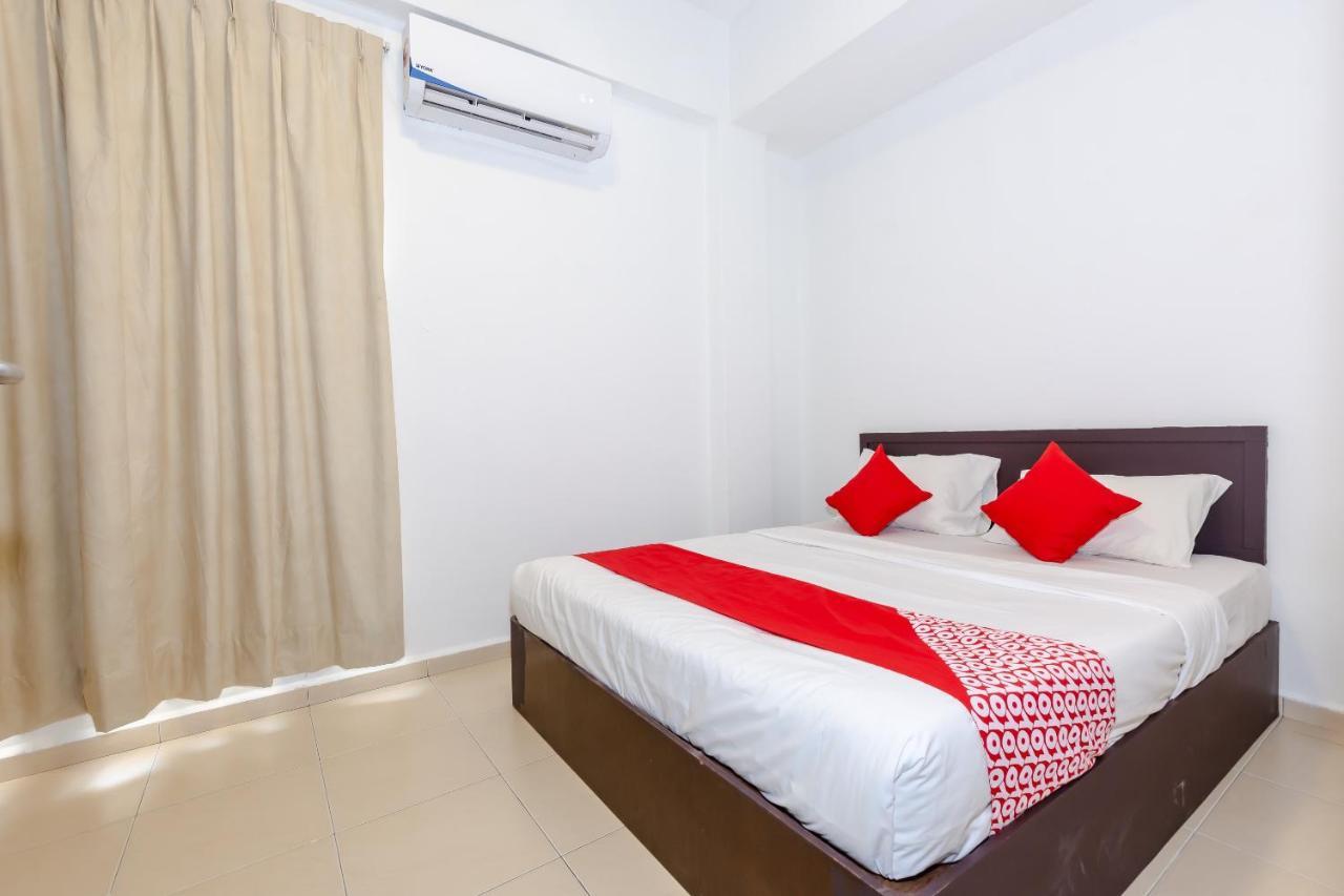 Oyo 1090 Hollitel Hotel Melaka Екстериор снимка
