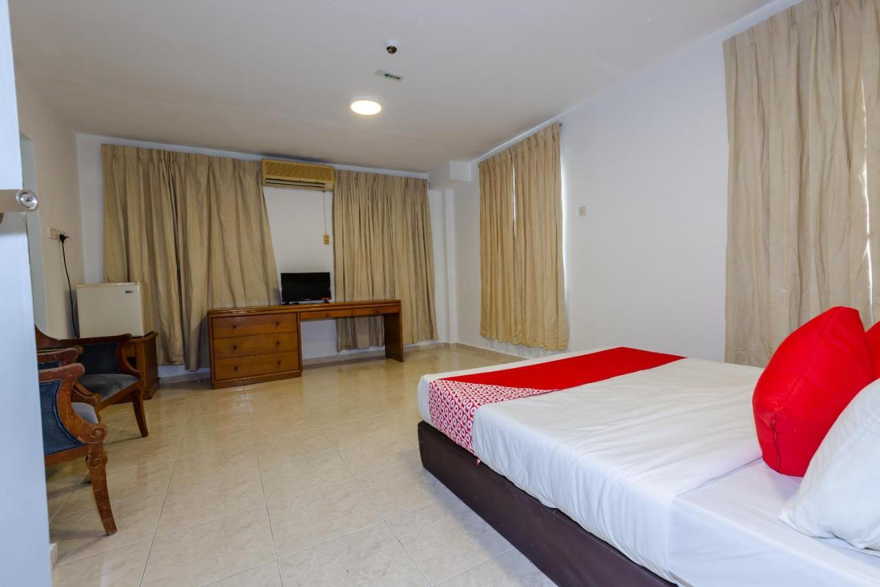 Oyo 1090 Hollitel Hotel Melaka Екстериор снимка