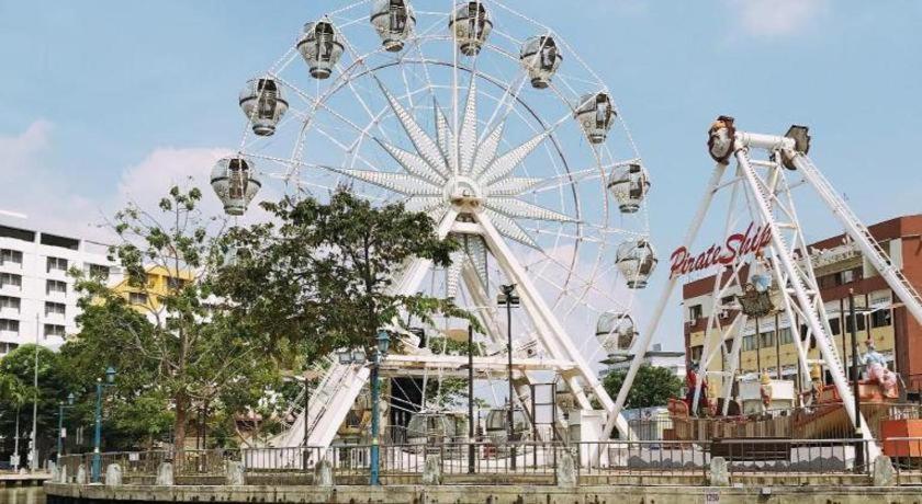 Oyo 1090 Hollitel Hotel Melaka Екстериор снимка