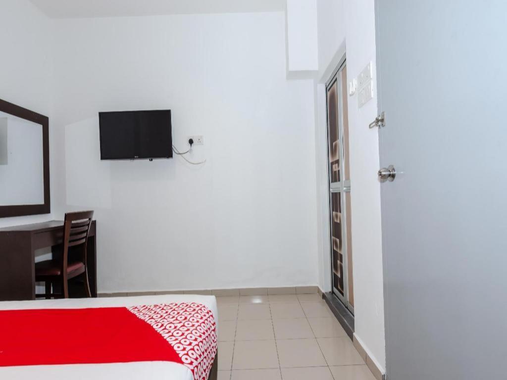 Oyo 1090 Hollitel Hotel Melaka Екстериор снимка