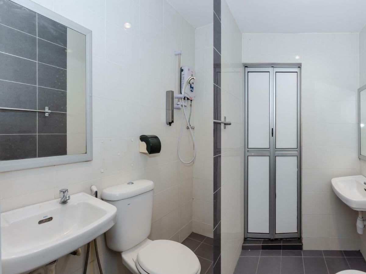 Oyo 1090 Hollitel Hotel Melaka Екстериор снимка