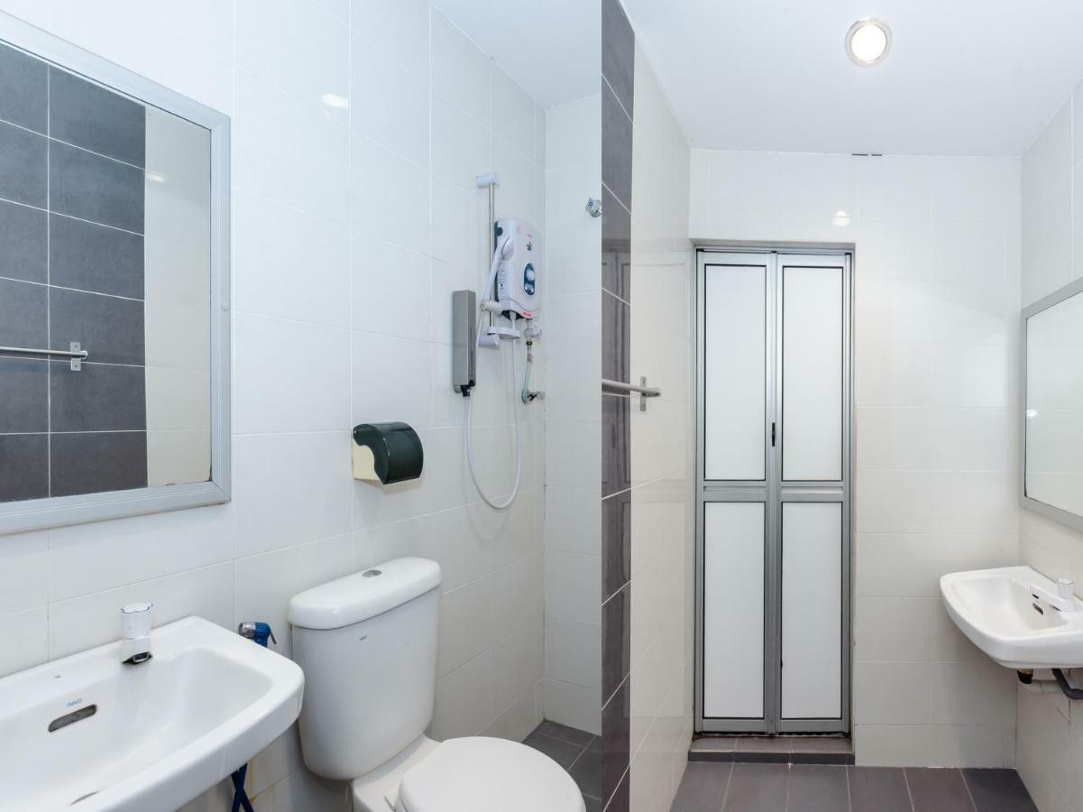 Oyo 1090 Hollitel Hotel Melaka Екстериор снимка